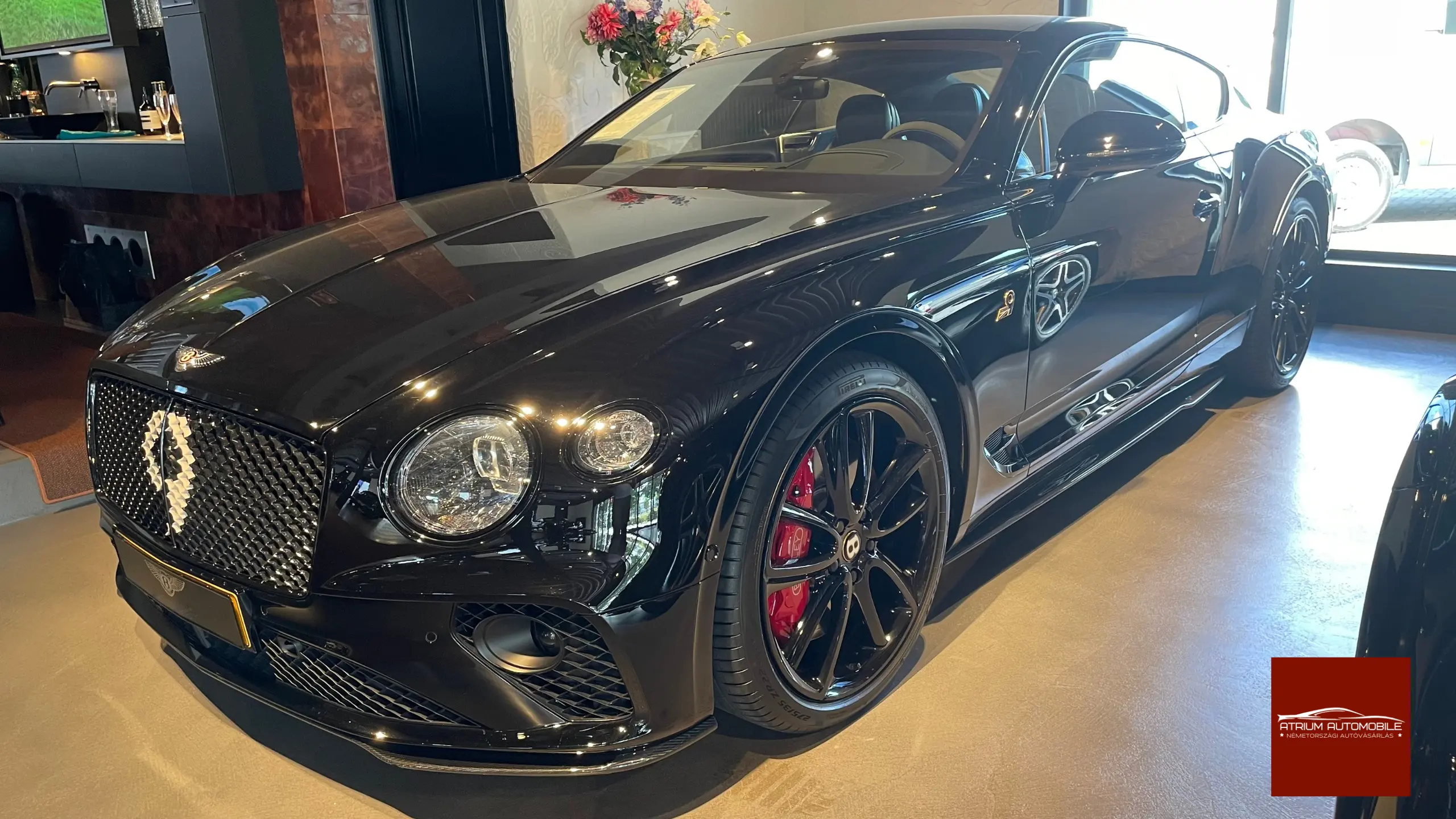 Nagy értékű fekete Bentley