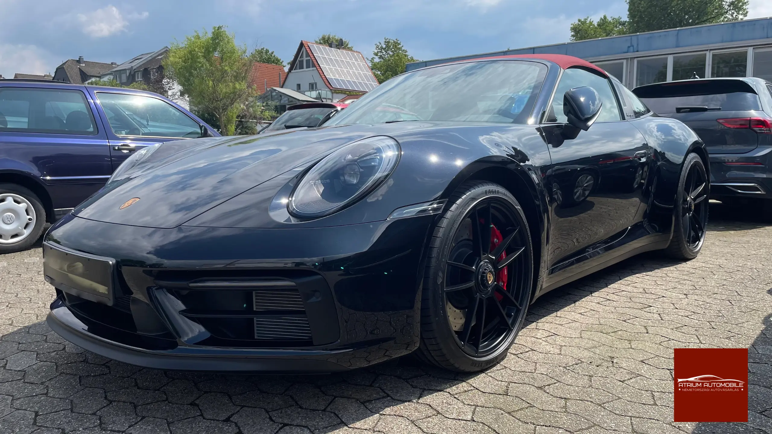 Nagy értékű fekete cabrio Porsche